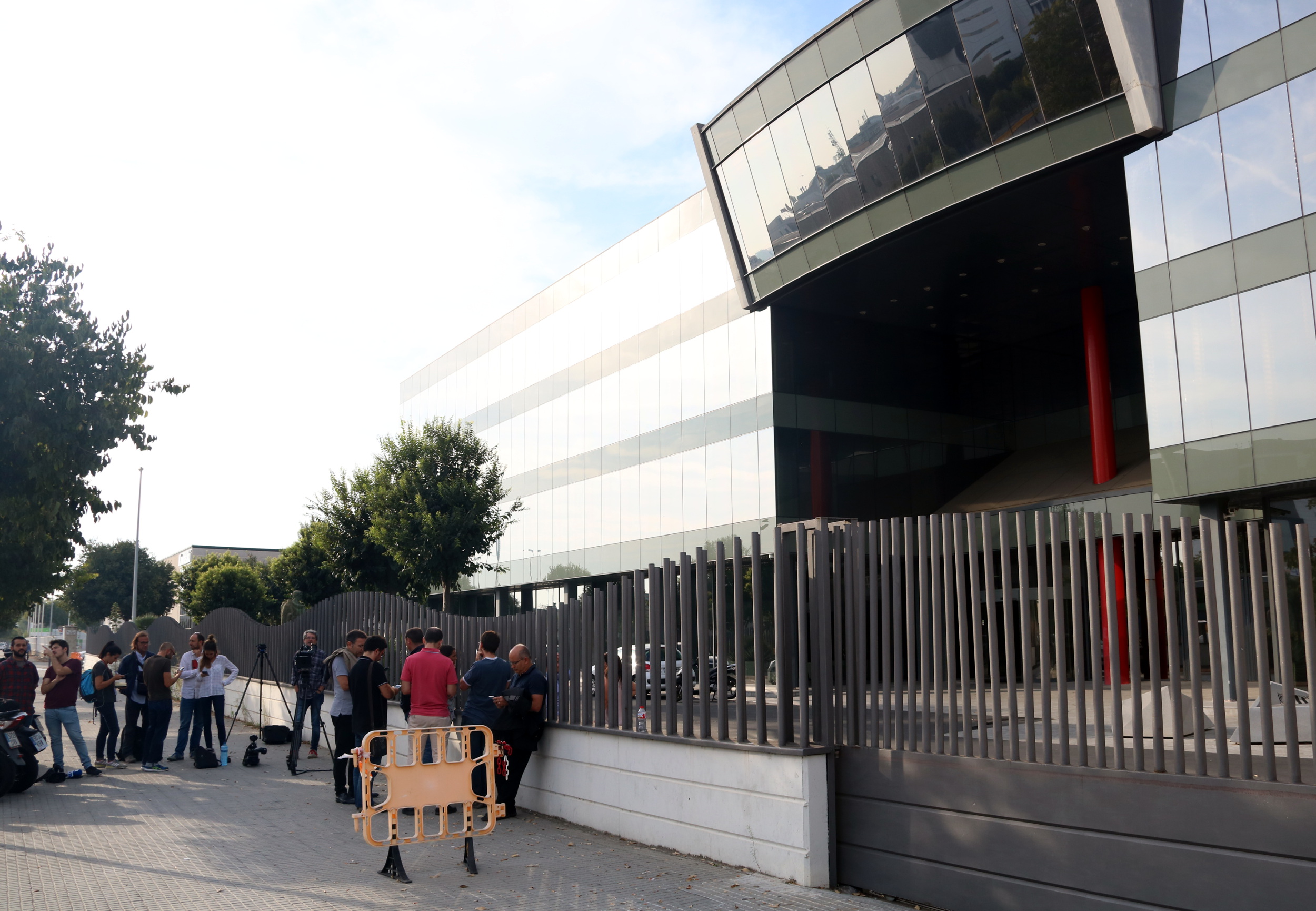 Journalists in front of the CTTI building, the IT Center of the Catalan government (by ACN)